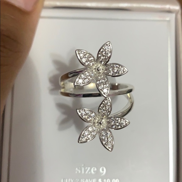 Dillard’s flower size 9 ring - Picture 4 of 6
